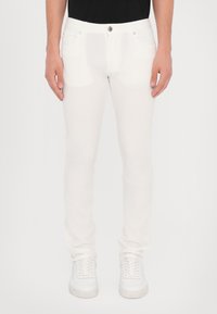 Узкие джинсы