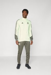 Спортивный костюм Спортивный костюм