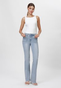 Клешеные джинсы