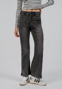 Клешеные брюки