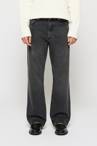 Клешеные джинсы