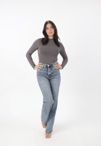 Прямые джинсы