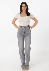 Прямые джинсы