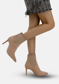 Высокие сапоги