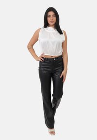 Блузка без рукавов