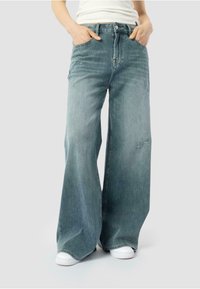 Свободные джинсы