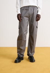 Брюки с накладными карманами Брюки с накладными карманами