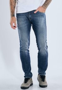 Узкие джинсы