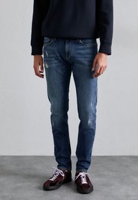 Узкие джинсы