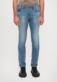 Узкие джинсы