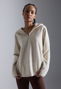 Спортивная толстовка