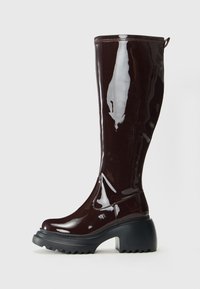 Высокие сапоги