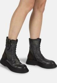 Ботинки на шнуровке