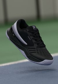 Теннисные кроссовки