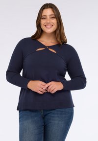 Пуловер с вырезом V