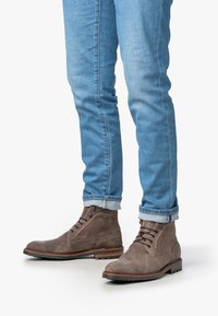 Ботинки на шнуровке