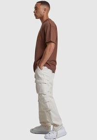 Брюки с накладными карманами