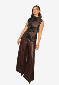 Блузка без рукавов