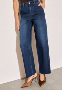 Прямые джинсы