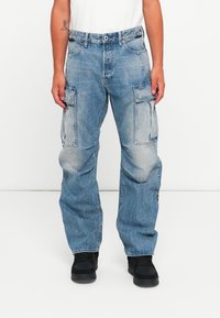 Брюки с накладными карманами