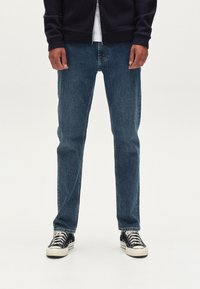 Прямые джинсы