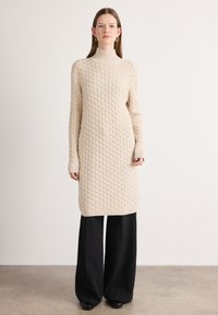 Вязаное платье