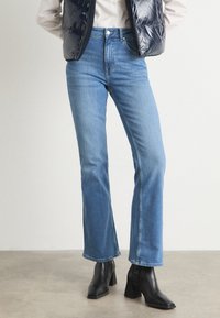 Клешеные брюки