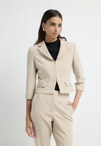 Короткий блейзер