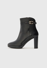 Высокие сапоги