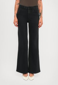 Клешеные джинсы