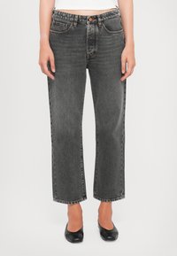 Прямые джинсы