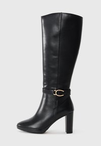 Высокие сапоги