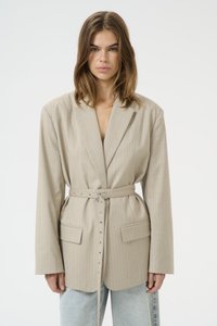 Блейзер с накладными карманами Блейзер с накладными карманами