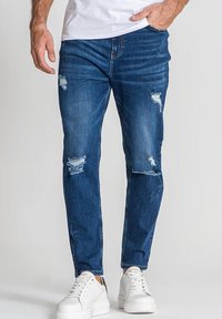 Узкие джинсы