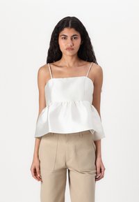 Топ на бретельках