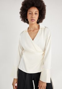 Атласная блузка