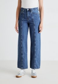 Свободные джинсы Свободные джинсы