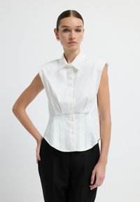 Блузка без рукавов