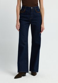 Клешеные джинсы