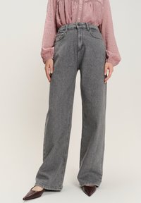 Свободные джинсы