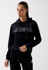 Пуловер с капюшоном