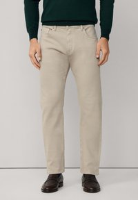 Прямые джинсы