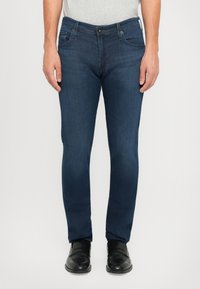 Узкие джинсы