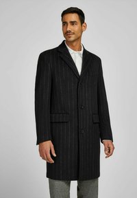 Короткое пальто