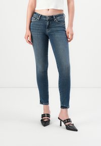 Узкие джинсы