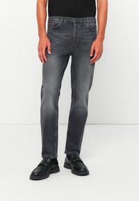 Узкие джинсы