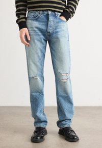 Прямые джинсы