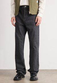 Свободные джинсы