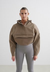 Короткая куртка