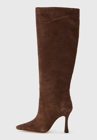 Высокие сапоги